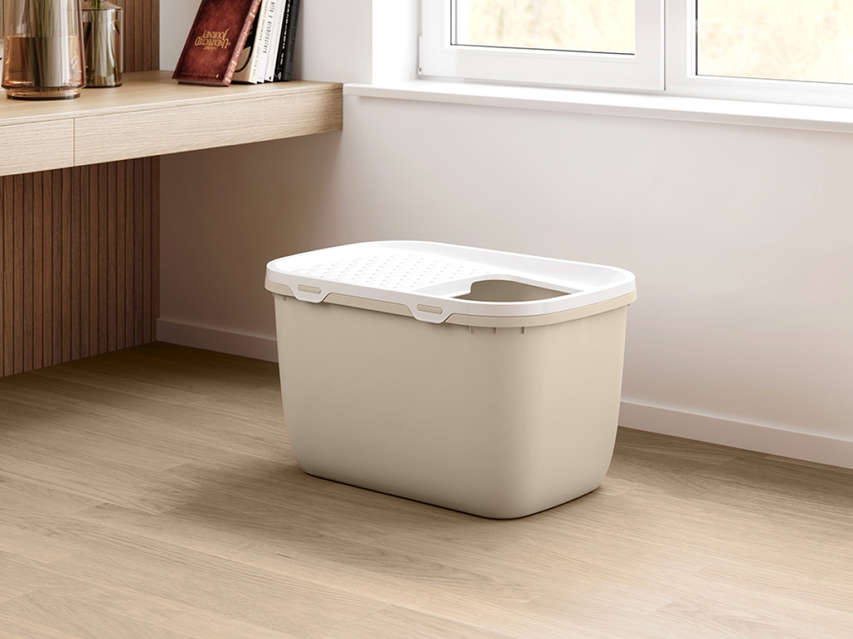 Hop In Giant Mocha – Spacious Top-Entry Litter Tray Savic Hop In Giant Mocha spacious top-entry cat litter tray with white lid and perforated top in modern home setting
