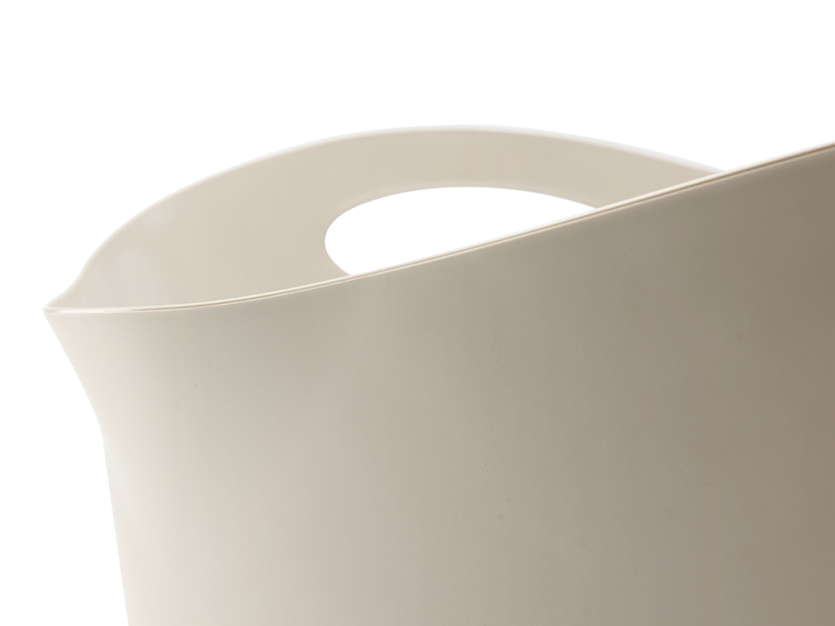 Detail of spout of Flex-a-loo Mocha flexible open cat litter tray with high sides and low entry