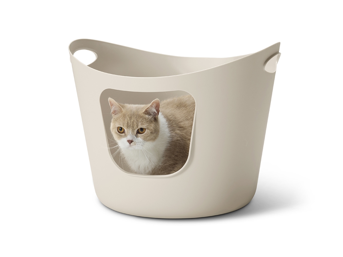 Savic Flex-a-loo Mocha flexible open cat litter tray with high sides and low entry and cat in the tray