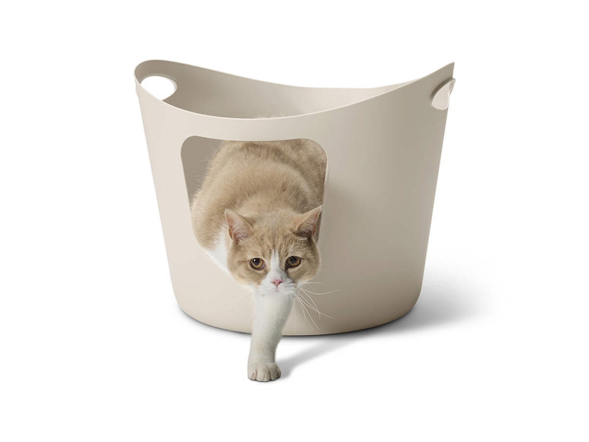 Savic Flex-a-loo Mocha flexible open cat litter tray with high sides and low entry with cat leaving the tray
