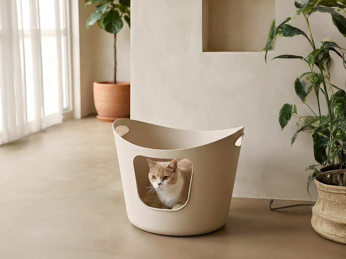 Savic Flex-a-loo Mocha flexible open cat litter tray with high sides and low entry with cat leaving the tray