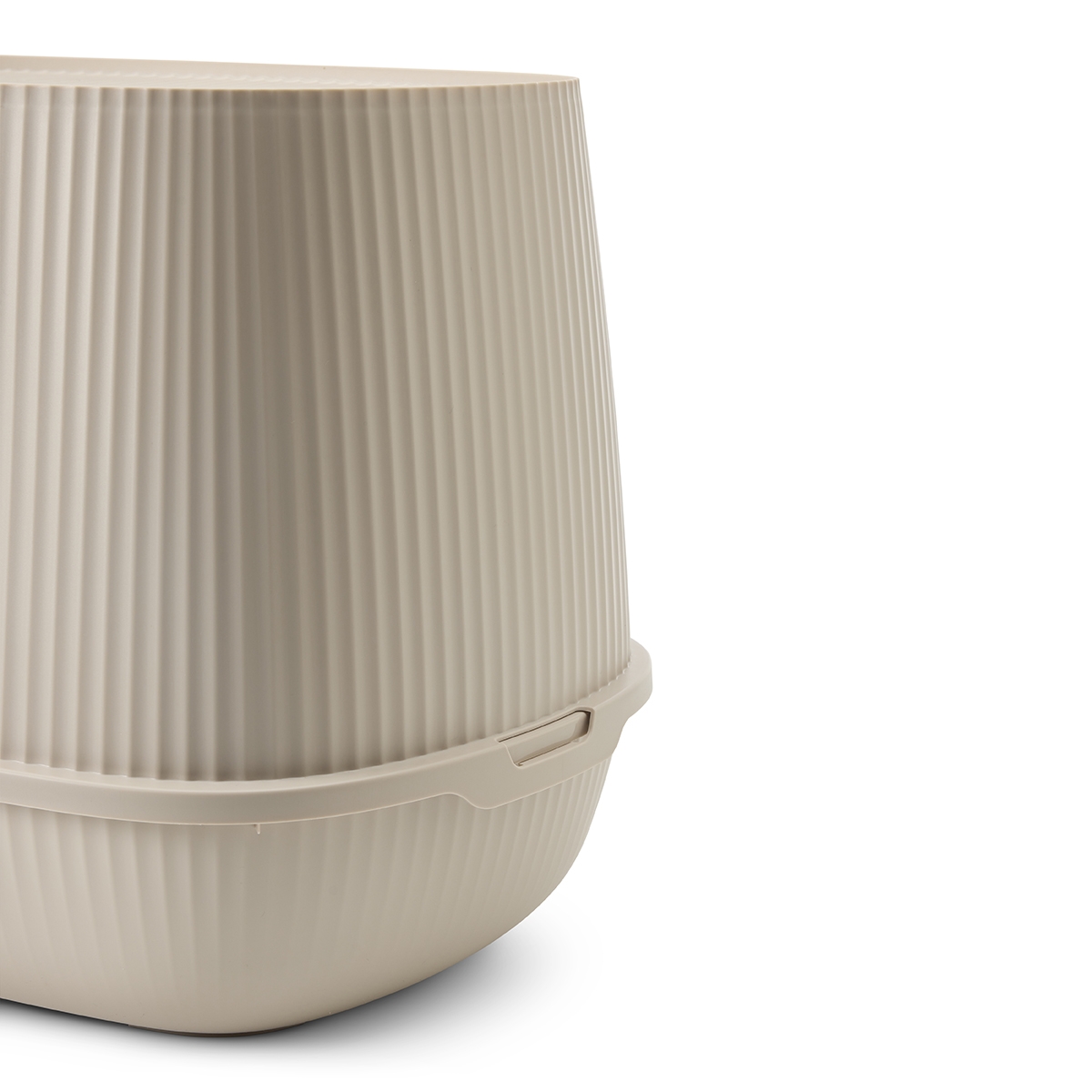 Savic Moona hooded cat litter box in mocha, rounded shape with ribbed surface and front door opening.