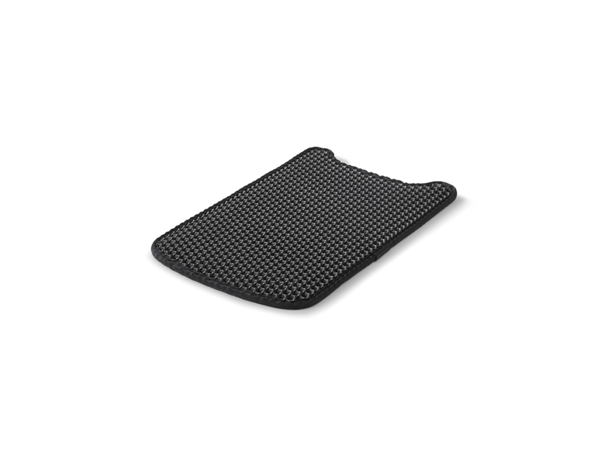 Savic Litter Catcher Mat Nestor &amp; Aseo Black, placed in front of a matching litter box