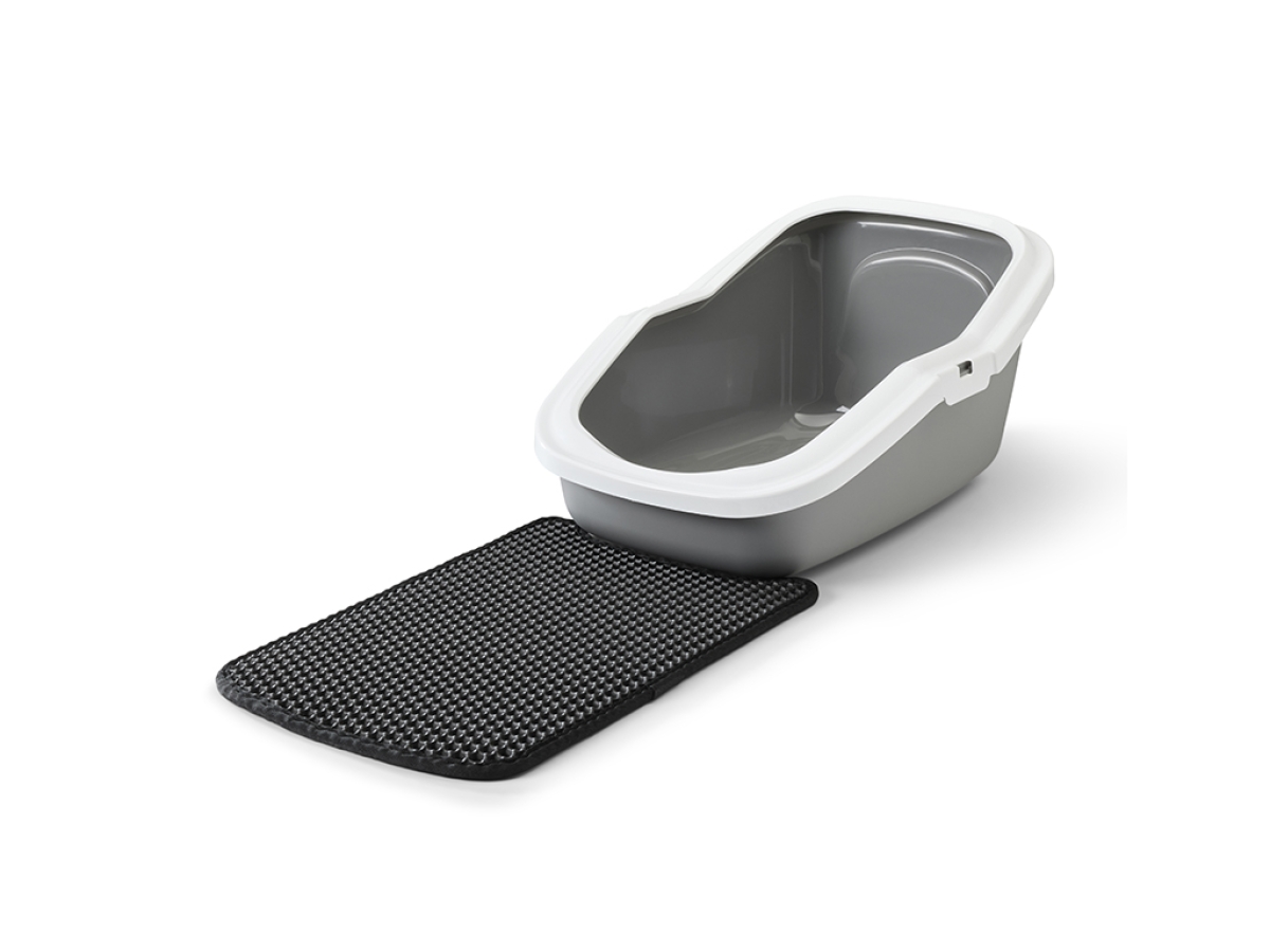 Savic Litter Catcher Mat Nestor &amp; Aseo Black, placed in front of a matching litter box