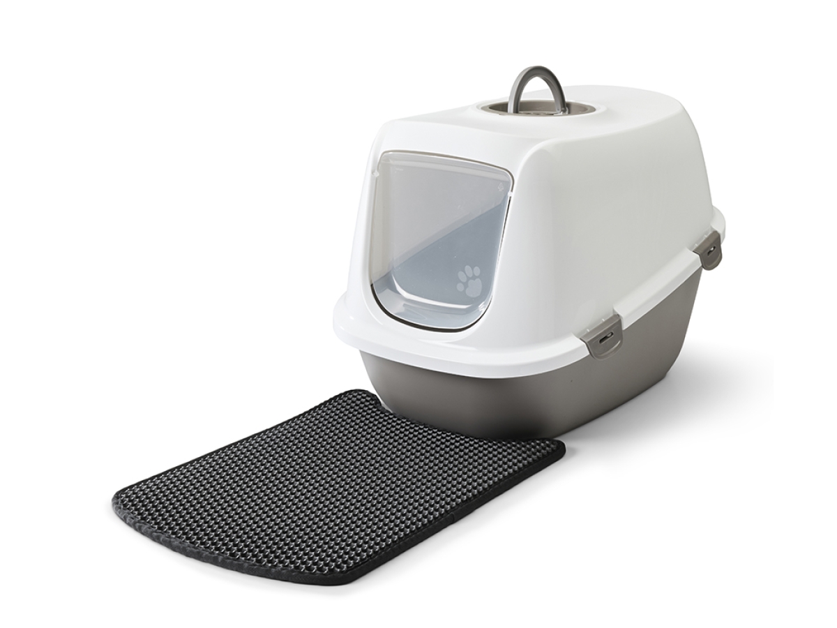 Savic Litter Catcher Mat Nestor Jumbo &amp; Aseo Jumbo Black, placed in front of a large litter box