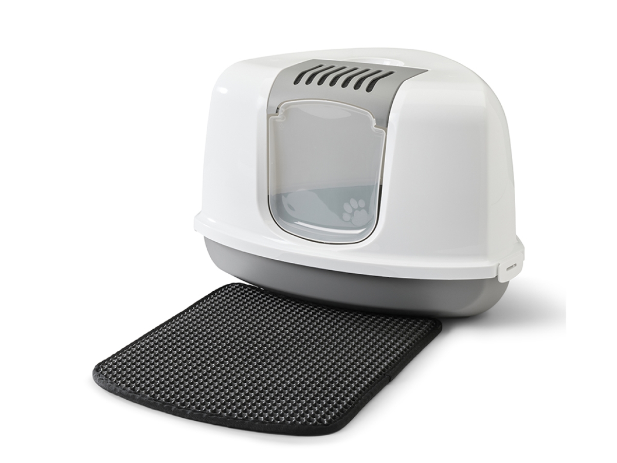 Savic Litter Catcher Mat Nestor Corner &amp; Rincon Black, placed in front of a corner litter box