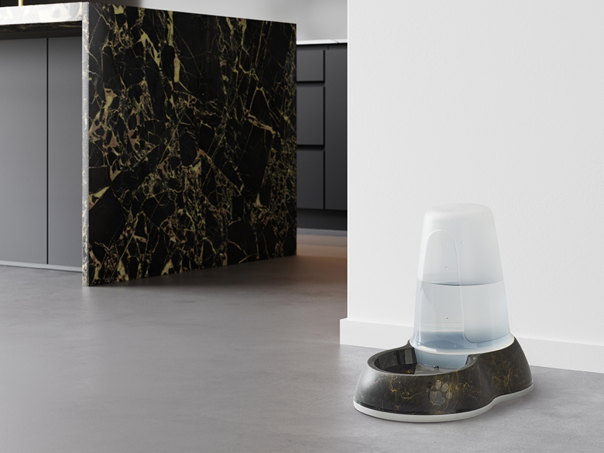 Loop Marble Water Medium – Stylish Water Dispenser 1.5 L Savic Loop Marble Water Medium dispenser in marble black gold with transparent water container and non-slip base in modern kitchen