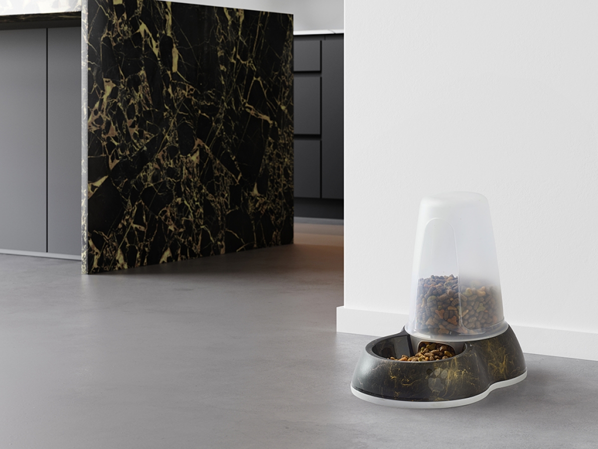 Loop Marble Food Medium – Stylish Food Dispenser 1.5 L Savic Loop Marble Food Medium dispenser in marble black gold with transparent container and non-slip base in modern kitchen