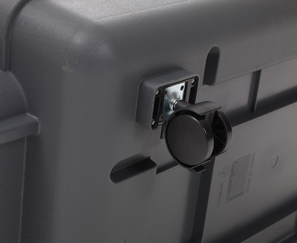 Savic Andes 7 Anthracite transport crate, durable and ventilated travel crate for dogs up to 45 kg with chrome door and wheels.