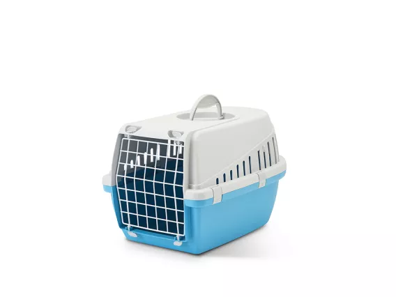 Trotter 1 pet carrier in light grey and blue – secure, ventilated, and IATA-approved travel solution for cats and small dogs up to 5 kg.