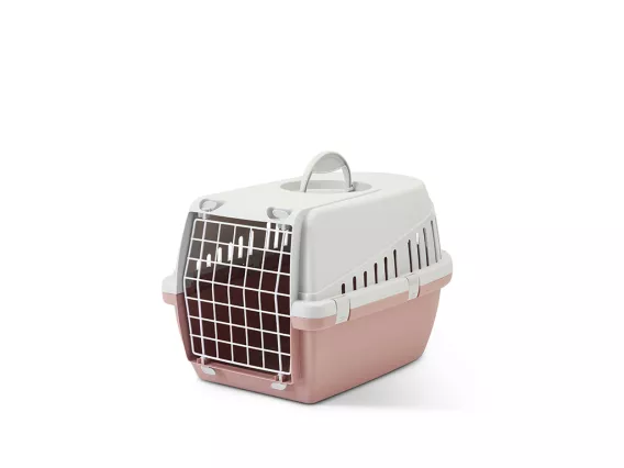 Trotter 1 pet carrier in light grey and soft pink – secure, ventilated, and IATA-approved travel solution for cats and small dogs up to 5 kg.