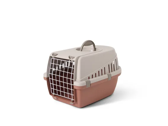 Trotter 1 pet carrier in champagne pink and tuscan red – secure, ventilated, and IATA-approved travel solution for cats and small dogs up to 5 kg.