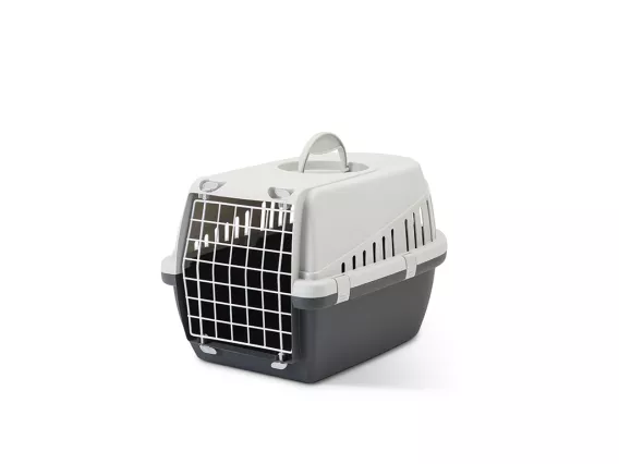 Trotter 1 pet carrier in light grey and anthracite – secure, ventilated, and IATA-approved travel solution for cats and small dogs up to 5 kg.
